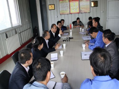 親臨基層，與職工面對(duì)面談心