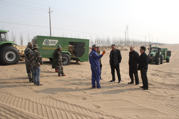 機械壓沙展風采，前路艱難共前行