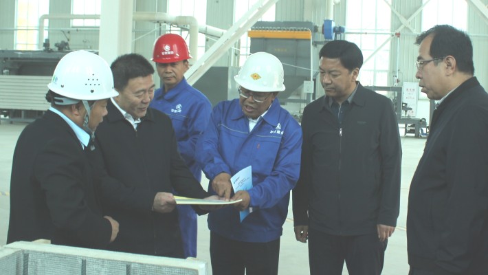 【“三抓三促”行動(dòng)】臨夏州稅務(wù)局黨委委員、總會(huì)計(jì)師林萬(wàn)民一行考察調(diào)研甘肅建投裝備公司復(fù)合保溫免拆外模板、鋼結(jié)構(gòu)、井道式升降機(jī)項(xiàng)目